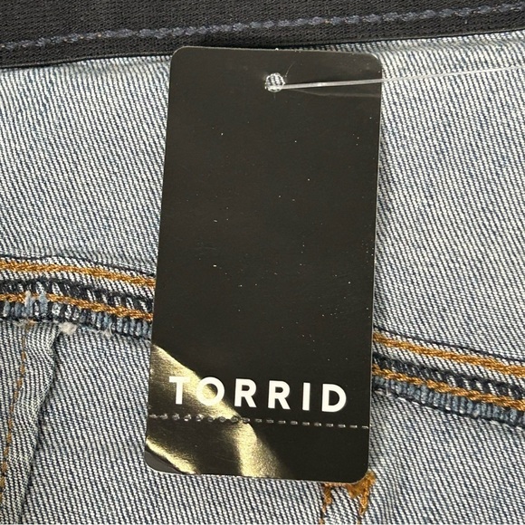 Torrid 3.5” Bombshell Premium Stretch High-Rise Jean Short NWT - Picture 6 of 14